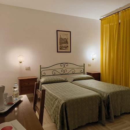 Hotel I Platani Сиена Екстериор снимка
